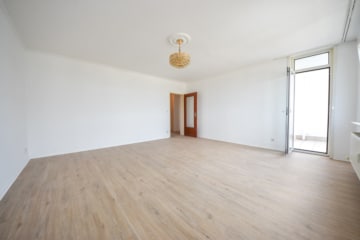 DIETZ: Renovierte 4-Zimmer-Eigentumswohnung im 10. OG in in Sachsenhausen! - Wohnzimmer (677676)