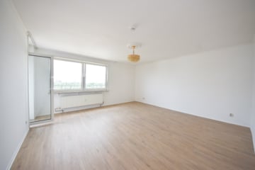 DIETZ: Renovierte 4-Zimmer-Eigentumswohnung im 10. OG in in Sachsenhausen! - Wohnzimmer (677677)