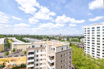 DIETZ: Renovierte 4-Zimmer-Eigentumswohnung im 10. OG in in Sachsenhausen! - Blick aus dem Balkon (677680)