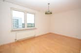 Schlafzimmer 1 von 3 - DIETZ: Renovierte 4-Zimmer-Eigentumswohnung im 10. OG in in Sachsenhausen!