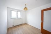 Schlafzimmer 2 von 3 - DIETZ: Renovierte 4-Zimmer-Eigentumswohnung im 10. OG in in Sachsenhausen!