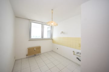 DIETZ: Renovierte 4-Zimmer-Eigentumswohnung im 10. OG in in Sachsenhausen! - Küche (677684)