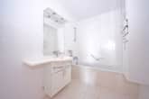 Badezimmer mit Wanne - DIETZ: Renovierte 4-Zimmer-Eigentumswohnung im 10. OG in in Sachsenhausen!
