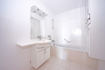 DIETZ: Renovierte 4-Zimmer-Eigentumswohnung im 10. OG in in Sachsenhausen! - Badezimmer mit Wanne (677685)