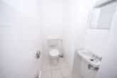 Separates Gäste-WC - DIETZ: Renovierte 4-Zimmer-Eigentumswohnung im 10. OG in in Sachsenhausen!