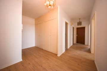 DIETZ: Renovierte 4-Zimmer-Eigentumswohnung im 10. OG in in Sachsenhausen! - Diele (677687)
