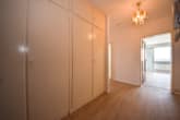 Diele mit Einbauschränken - DIETZ: Renovierte 4-Zimmer-Eigentumswohnung im 10. OG in in Sachsenhausen!