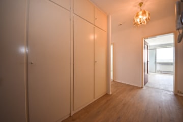DIETZ: Renovierte 4-Zimmer-Eigentumswohnung im 10. OG in in Sachsenhausen! - Diele mit Einbauschränken (677688)