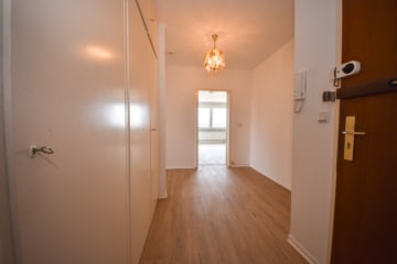 DIETZ: Renovierte 4-Zimmer-Eigentumswohnung im 10. OG in in Sachsenhausen! - Eingangsbereich (677689)
