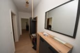 DIETZ: Voll-möblierte Wohnung - Am Floßhafen Aschaffenburg zu vermieten! PKW-Stellplatz und Balkon! - Diele Garderobe Dachbodenzugang