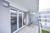DIETZ: Moderne und helle 2-Zimmerwohnung im 2. OG mit Balkon, Einbauküche und TG-Stellplatz! - überdachter Balkon