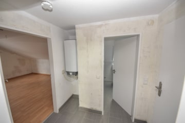 DIETZ: Sanierte 2-Zimmer-Wohnung im Dachgeschoss eines 6-Familienhauses! Optionale Garage! - Flur (674437)