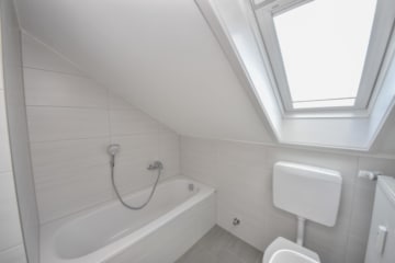 DIETZ: Sanierte 2-Zimmer-Wohnung im Dachgeschoss eines 6-Familienhauses! Optionale Garage! - Tageslichtbadezimmer (674435)