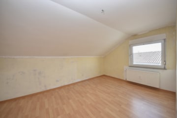 DIETZ: Sanierte 2-Zimmer-Wohnung im Dachgeschoss eines 6-Familienhauses! Optionale Garage! - Schlafzimmer (674431)