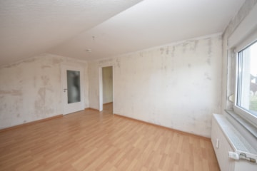 DIETZ: Sanierte 2-Zimmer-Wohnung im Dachgeschoss eines 6-Familienhauses! Optionale Garage! - Wohn- und Esszimmer (674430)