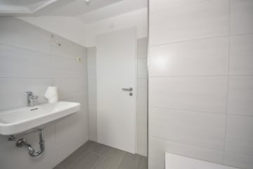 DIETZ: Sanierte 2-Zimmer-Wohnung im Dachgeschoss eines 6-Familienhauses! Optionale Garage! - Tageslichtbadezimmer (674436)
