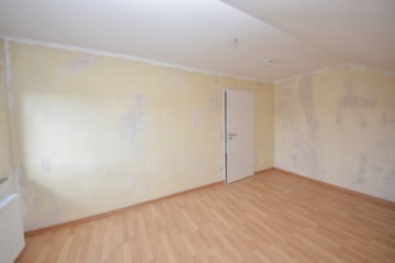 DIETZ: Sanierte 2-Zimmer-Wohnung im Dachgeschoss eines 6-Familienhauses! Optionale Garage! - Schlafzimmer (674432)