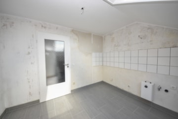 DIETZ: Sanierte 2-Zimmer-Wohnung im Dachgeschoss eines 6-Familienhauses! Optionale Garage! - Küche (674434)
