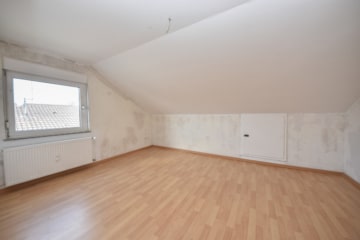 DIETZ: Sanierte 2-Zimmer-Wohnung im Dachgeschoss eines 6-Familienhauses! Optionale Garage! - Wohn- und Esszimmer (674429)