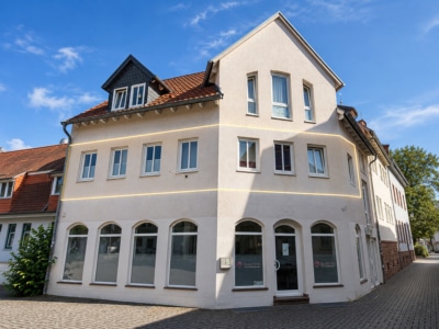 DIETZ: Zentral gelegene 2 Zimmer Eigentumswohnung -fast direkt- am Marktplatz von Groß-Umstadt! - Außenansicht (697055)