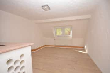 DIETZ: KOMPLETT-MÖBLIERTE 2-Zimmer-Wohnung! Möbelbilder folgen! Leidersbach - Wohnbereich (678411)