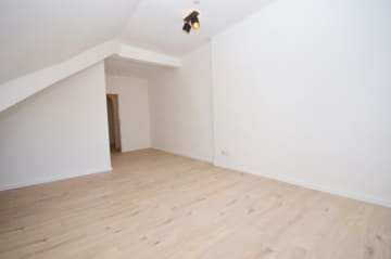 DIETZ: KOMPLETT-MÖBLIERTE 2-Zimmer-Wohnung! Möbelbilder folgen! Leidersbach - Großes Schlafzimmer (678417)