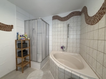 DIETZ: KOMPLETT-MÖBLIERTE 2-Zimmer-Wohnung! Möbelbilder folgen! Leidersbach - Tageslichtbad (693440)