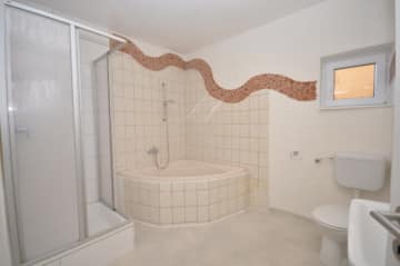 DIETZ: KOMPLETT-MÖBLIERTE 2-Zimmer-Wohnung! Möbelbilder folgen! Leidersbach - Großes Badezimmer (678420)