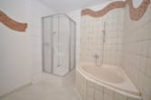 Badewanne und Dusche - DIETZ: KOMPLETT-MÖBLIERTE 2-Zimmer-Wohnung! Möbelbilder folgen! Leidersbach