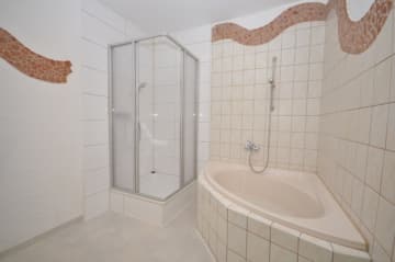 DIETZ: KOMPLETT-MÖBLIERTE 2-Zimmer-Wohnung! Möbelbilder folgen! Leidersbach - Badewanne und Dusche (678418)