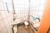 WC - DIETZ: 700m² Kaltlagerhalle mit Büroraum und WC – mit 200 m² Außenfläche optional anmietbar