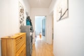Flur - Vermietete 3-Zimmer-Eigentumswohnung im 1. Obergeschoss mit überdachtem Balkon!
