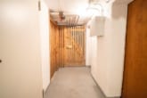 Flur KG - Vermietete 3-Zimmer-Eigentumswohnung im 1. Obergeschoss mit überdachtem Balkon!