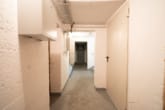 Flur KG - Vermietete 3-Zimmer-Eigentumswohnung im 1. Obergeschoss mit überdachtem Balkon!