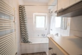 Tageslicht Badezimmer - Vermietete 3-Zimmer-Eigentumswohnung im 1. Obergeschoss mit überdachtem Balkon!