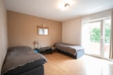 Schlafzimmer 2 von 2 - Vermietete 3-Zimmer-Eigentumswohnung im 1. Obergeschoss mit überdachtem Balkon!
