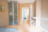 Schlafzimmer 1 von 2 - Vermietete 3-Zimmer-Eigentumswohnung im 1. Obergeschoss mit überdachtem Balkon!