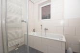 DIETZ: 3-Zimmer-Erdgeschosswohnung, Einbauküche, PKW-Stellplatz, modernes Bad - Otzberg - Hering! - Badewanne und Dusche