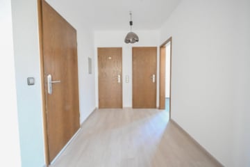 DIETZ: Sanierte und Modernisierte Obergeschosswohnung mit Balkon in Großostheim! - Flur (676362)
