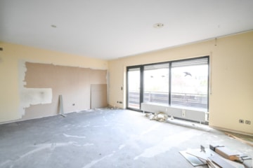 DIETZ: Erstbezug nach Sanierung! Modernisierte Obergeschosswohnung mit Balkon in Großostheim! - Wohnzimmer (662884)