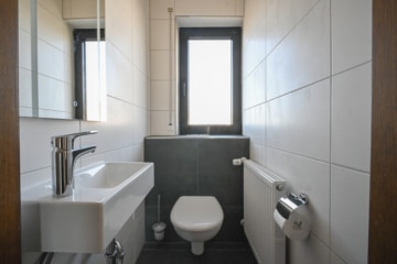 DIETZ: Sanierte und Modernisierte Obergeschosswohnung mit Balkon in Großostheim! - Gäste-WC (676359)