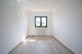 Schlafzimmer 3 von 3 - DIETZ: Sanierte und Modernisierte Obergeschosswohnung mit Balkon in Großostheim!