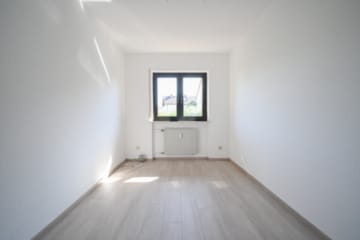 DIETZ: Sanierte und Modernisierte Obergeschosswohnung mit Balkon in Großostheim! - Schlafzimmer 3 von 3 (676355)