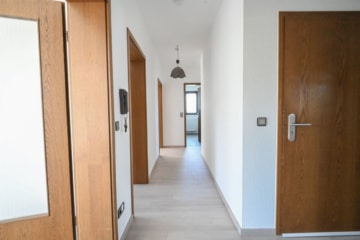 DIETZ: Sanierte und Modernisierte Obergeschosswohnung mit Balkon in Großostheim! - Flur (676363)