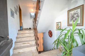 DIETZ: Erstbezug nach Sanierung! Modernisierte Obergeschosswohnung mit Balkon in Großostheim! - Treppenhaus EG (662905)