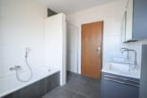 Tageslichtbadezimmer mit Wanne und Dusche - DIETZ: Sanierte und Modernisierte Obergeschosswohnung mit Balkon in Großostheim!