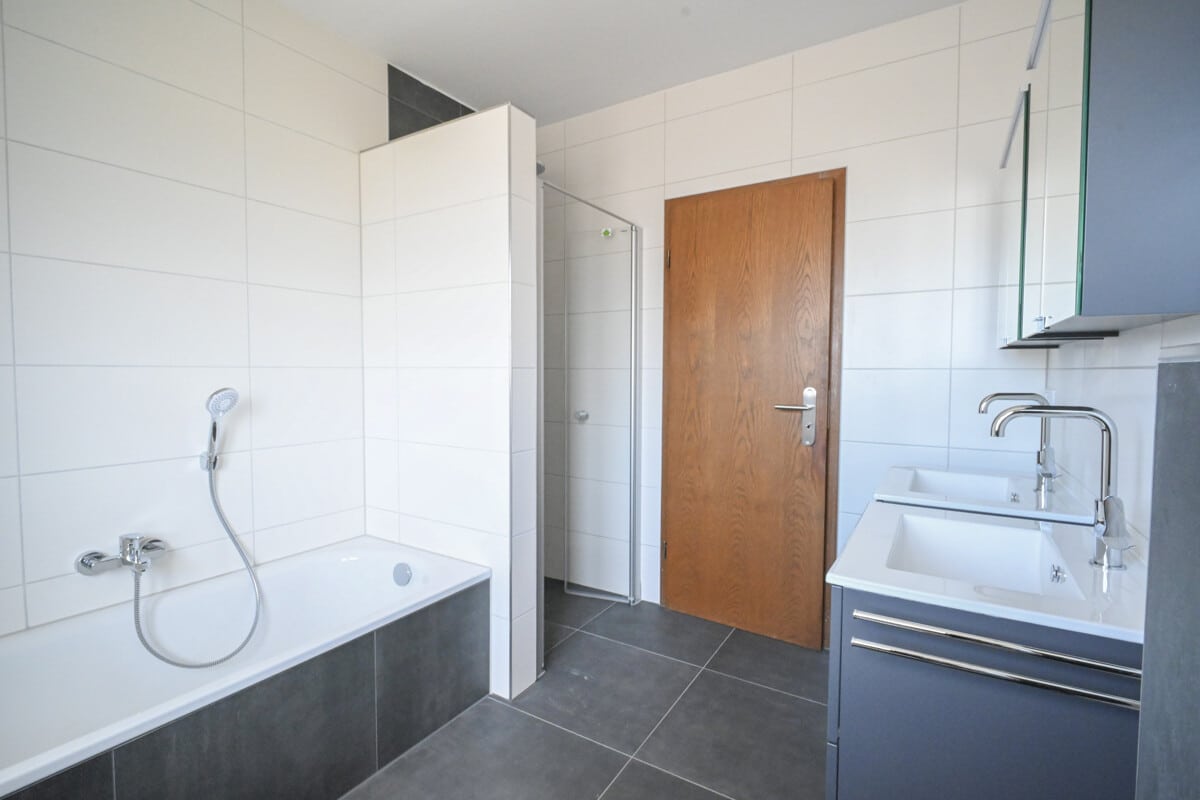 Tageslichtbadezimmer mit Wanne und Dusche