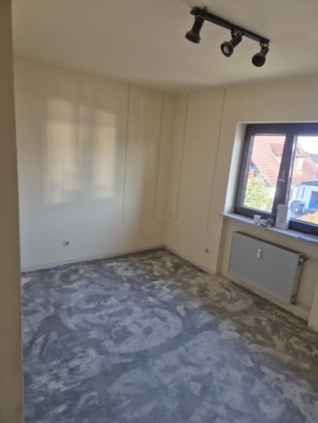 DIETZ: Erstbezug nach Sanierung! Modernisierte Obergeschosswohnung mit Balkon in Großostheim! - Schlafzimmer 1 von 3 (662891)