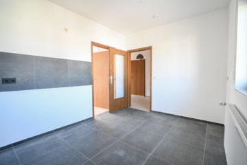 DIETZ: Sanierte und Modernisierte Obergeschosswohnung mit Balkon in Großostheim! - Küche (676350)