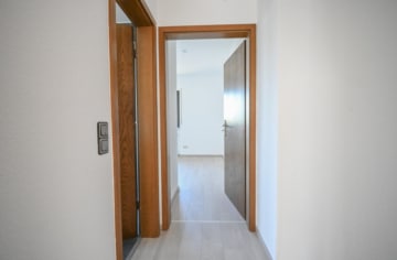 DIETZ: Sanierte und Modernisierte Obergeschosswohnung mit Balkon in Großostheim! - Flur (676364)